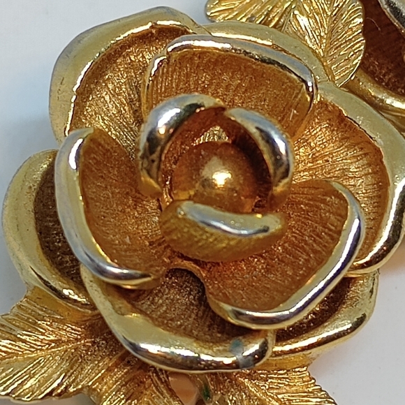 * vintage Sarah Coventry large gold tone flower clip on earrings - Picture 3 of 5